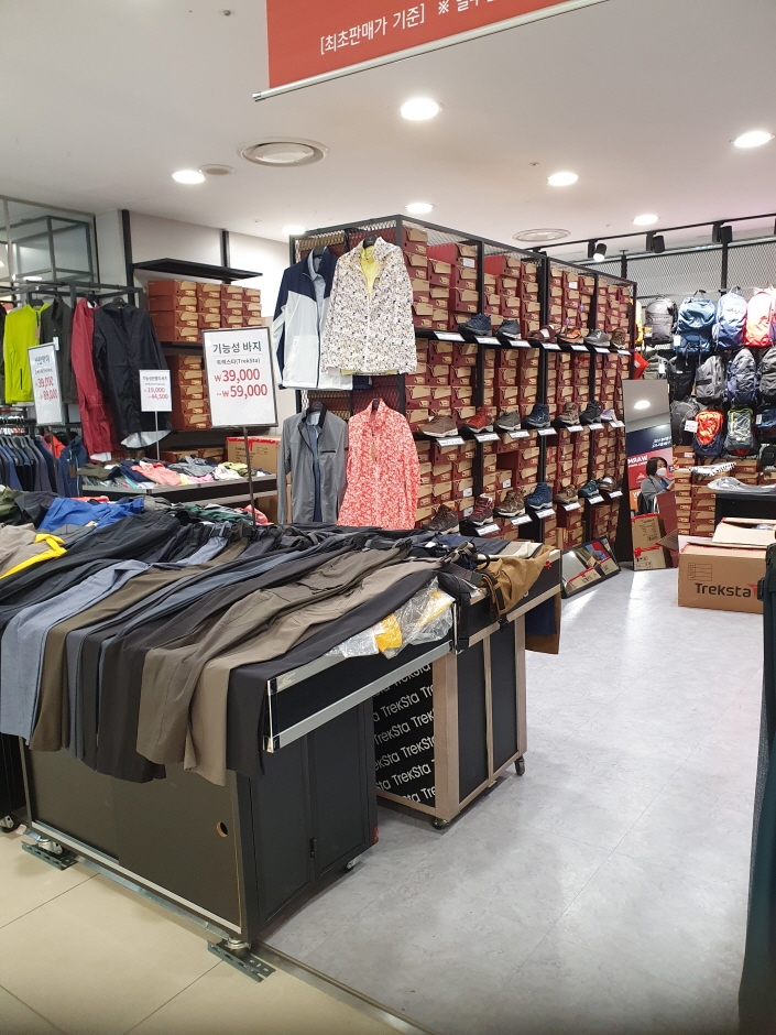 [ソウル] [事後免税店] Treksta（トレクスタ）・ロッテファクトリーカサン（加山）（트렉스타 롯데팩토리가산）