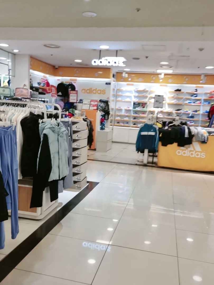 [ソウル] [事後免税店] adidas（アディダス）キッズ・2001アウトレットチュンゲ（中渓）（아디다스키즈 2001아울렛 중계）