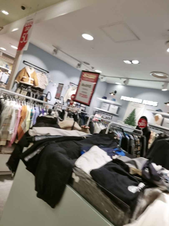 [ソウル] [事後免税店] renoma（レノマ）キッズ・2001アウトレットチュンゲ（中渓）（레노마키즈 2001아울렛 중계）