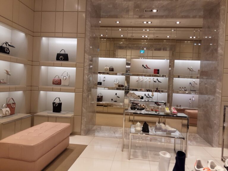 [ソウル] [事後免税店] Jimmy Choo（ジミーチュウ）・ロッテAVENUEL（アヴェニュエル）ワールドタワー店（지미추 롯데 에비뉴엘 월드타워점）