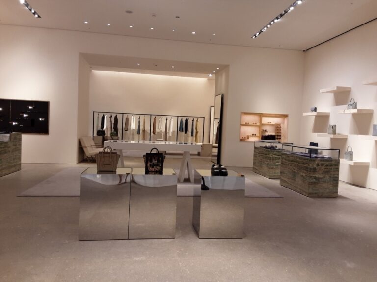 [ソウル] [事後免税店] CELINE（セリーヌ）・ロッテAVENUEL（アヴェニュエル）ワールドタワー店（셀린느 롯데 에비뉴엘 월드타워점）