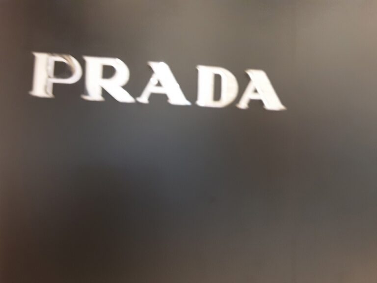 [ソウル] [事後免税店] PRADA（プラダ）・現代シンチョン（新村）店（프라다 현대 신촌점）
