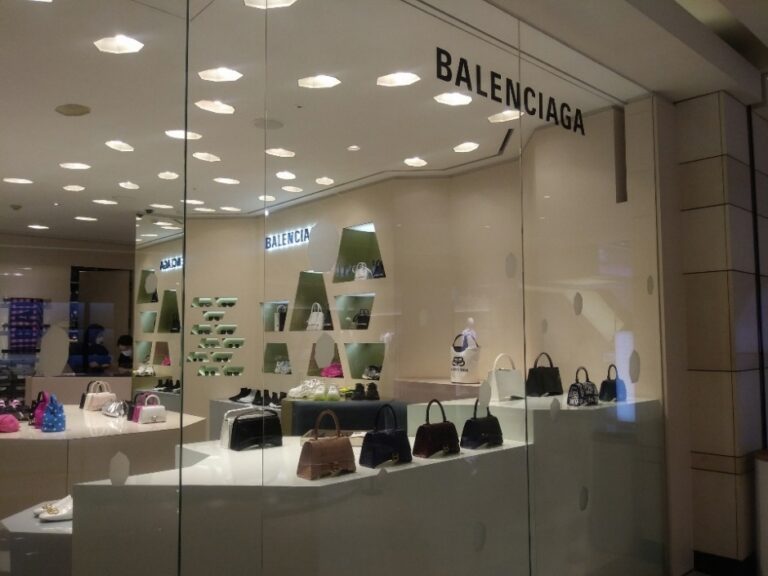 [ソウル] [事後免税店] BALENCIAGA（バレンシアガ）・現代本店（발렌시아가 현대 본점）