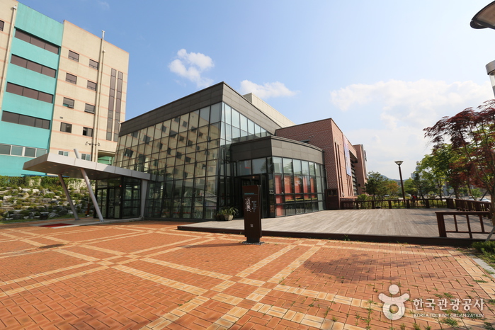 [江原道] 祝祭劇場モムジッ（축제극장 몸짓）