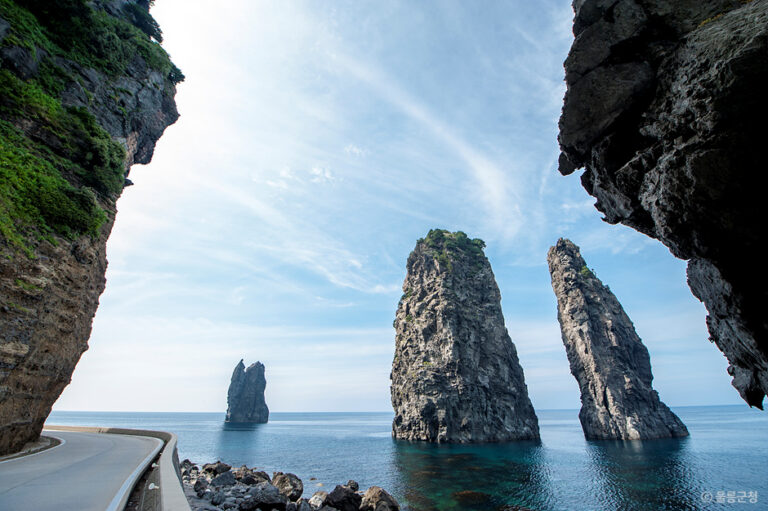 [慶尚北道] 三仙岩（鬱陵島、独島国家地質公園）（삼선암（울릉도, 독도 국가지질공원））