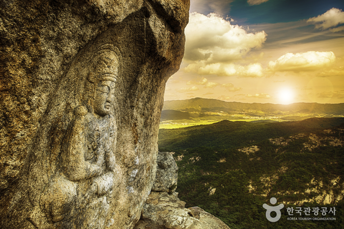 [慶尚北道] 慶州 南山 神仙庵磨崖菩薩半跏像（경주 남산 신선암 마애보살반가상）