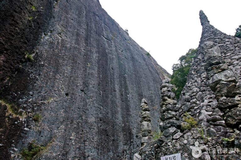 [全北] 馬耳山タフォニ（마이산 타포니지형）