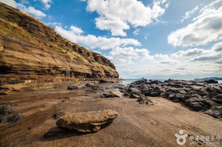 [済州] 龍頭海岸（용머리해안）